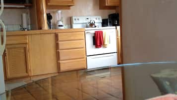 Frigorífico, microondas, cafetera o tetera y utensilios de cocina