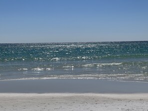 在海滩、沙滩椅