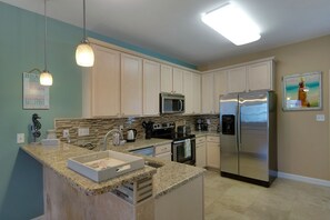 冰箱、微波炉、烤箱、炉灶