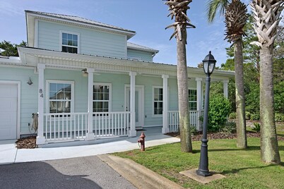 Snowbird discounts! 2 blocks to the beach, easy walk, pet friendly, pool!