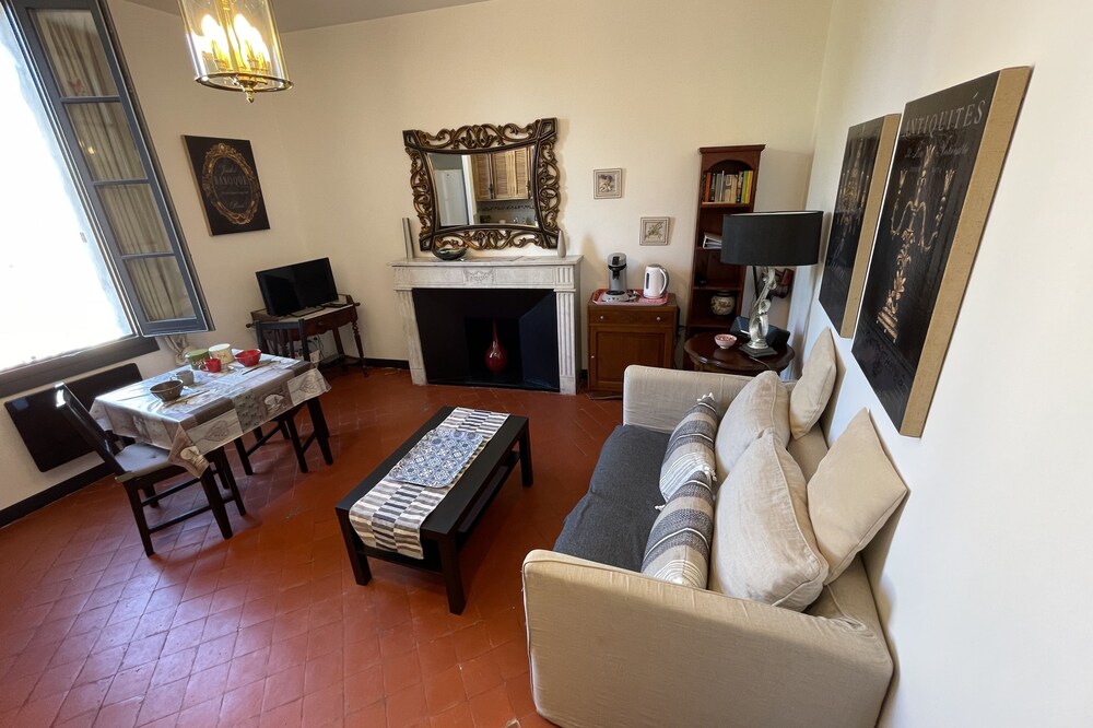 Authentic Apartment Overlooking The River - air conditioned