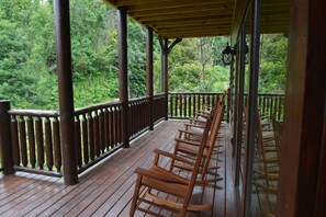 Terrace/patio - Luxury 5 King Suites, 5 Bath Log Cabin Close to Town & Trolley (Gatlinburg)