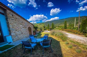 Outdoor dining - "Villa Stefania" Old Tuscan Farmhouse - Great View on Cortona (Cortona)