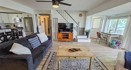 Level Beach, Dock, Central Air, New Kitchen, Fantastic Views, Rowboat & Kayaks!