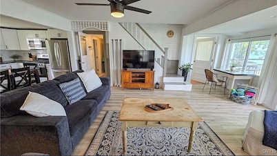 Level Beach, Dock, Central Air, New Kitchen, Fantastic Views, Rowboat & Kayaks!