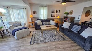 Smart TV, DVD player, books - Level Beach, Dock, Central Air, New Kitchen, Fantastic Views, Rowboat & Kayaks! (Auburn)