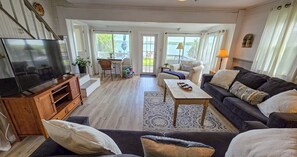 Smart TV, DVD player, books - Level Beach, Dock, Central Air, New Kitchen, Fantastic Views, Rowboat & Kayaks! (Auburn)