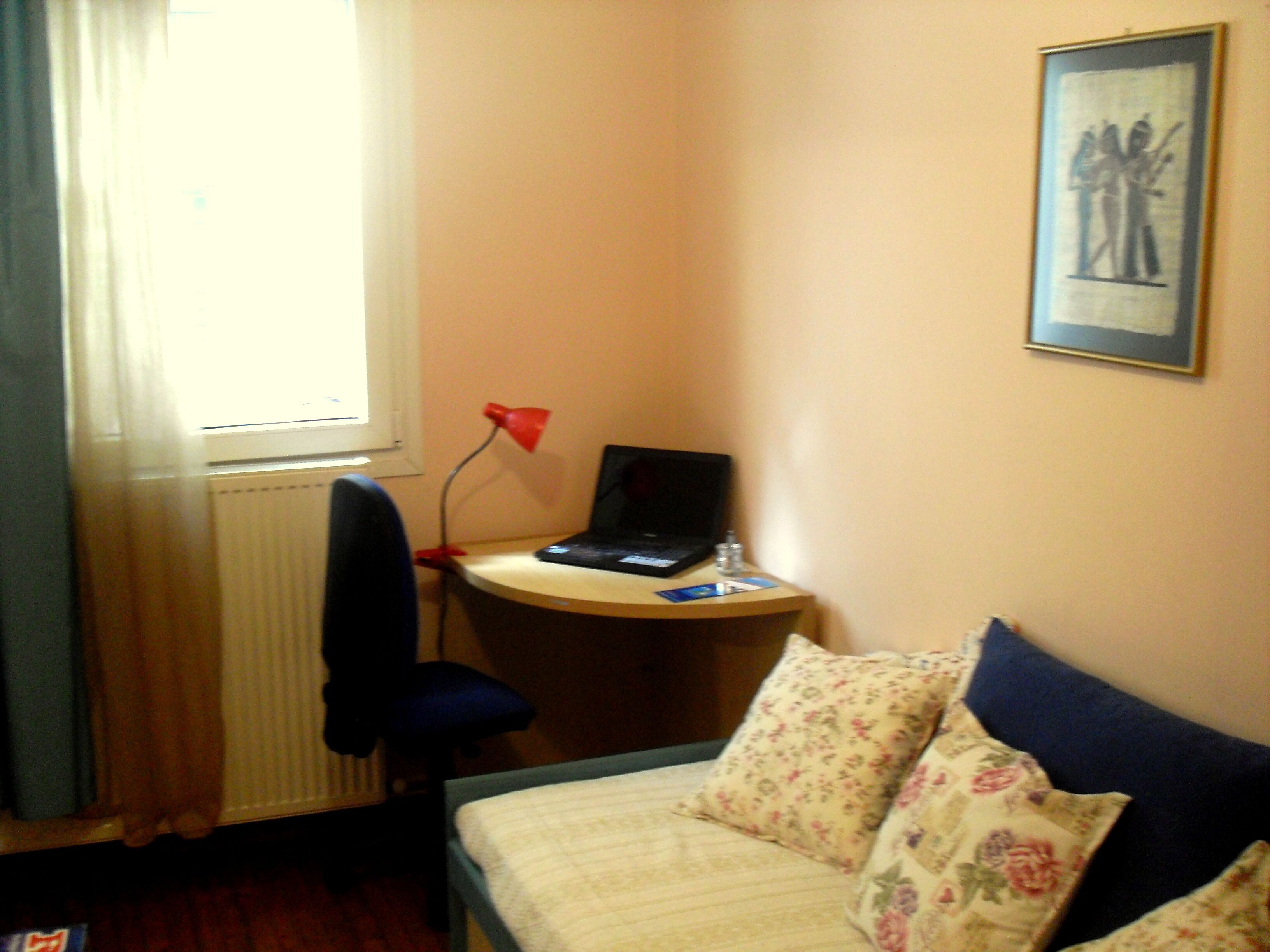 Indepentent space, central, quiet, practical, close to the coast.