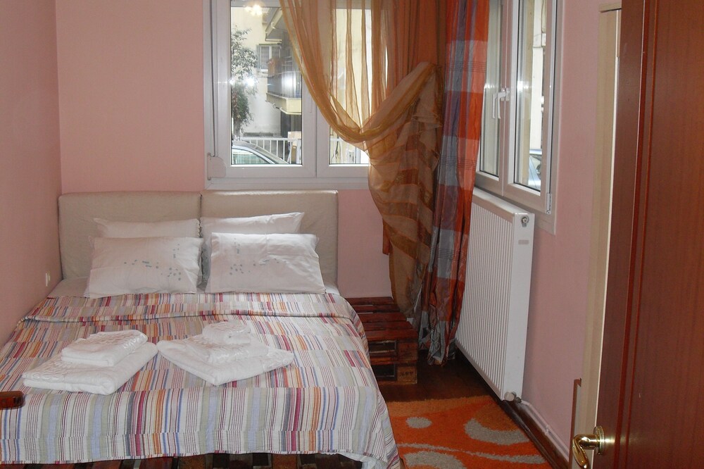Indepentent space, central, quiet, practical, close to the coast.
