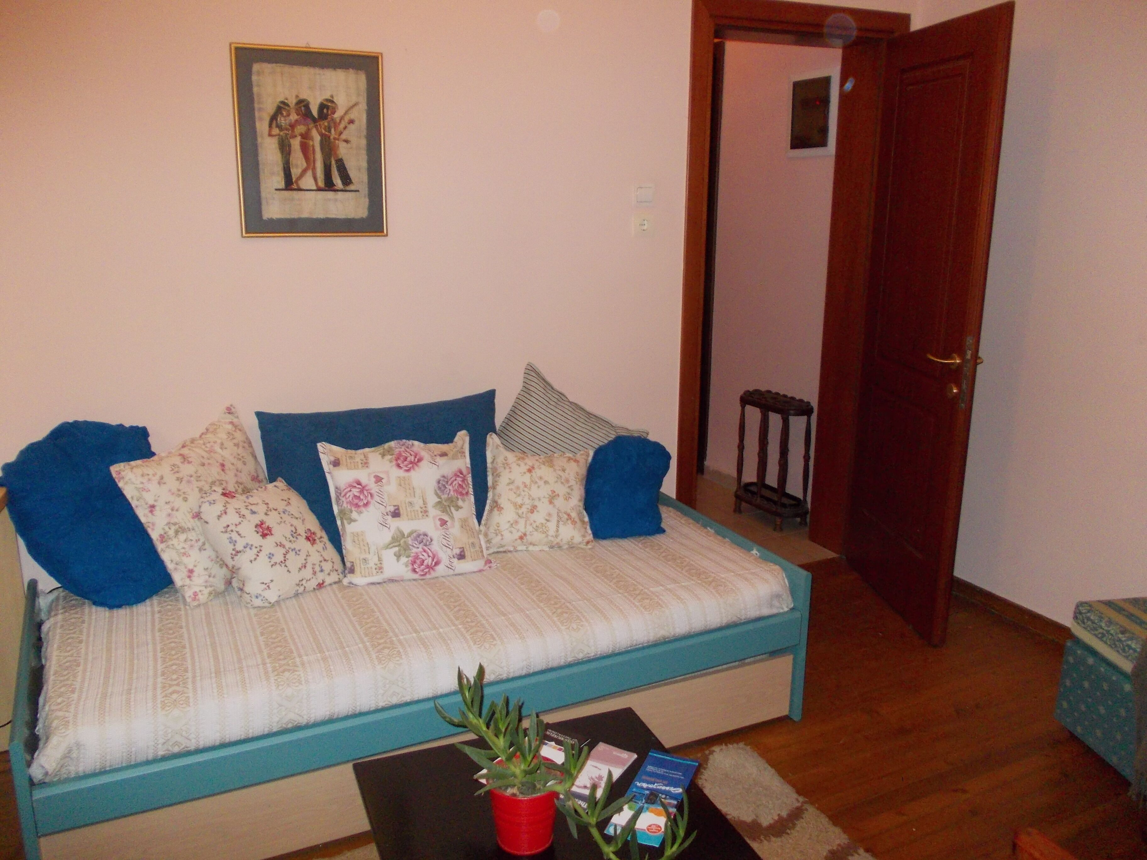 Indepentent space, central, quiet, practical, close to the coast.