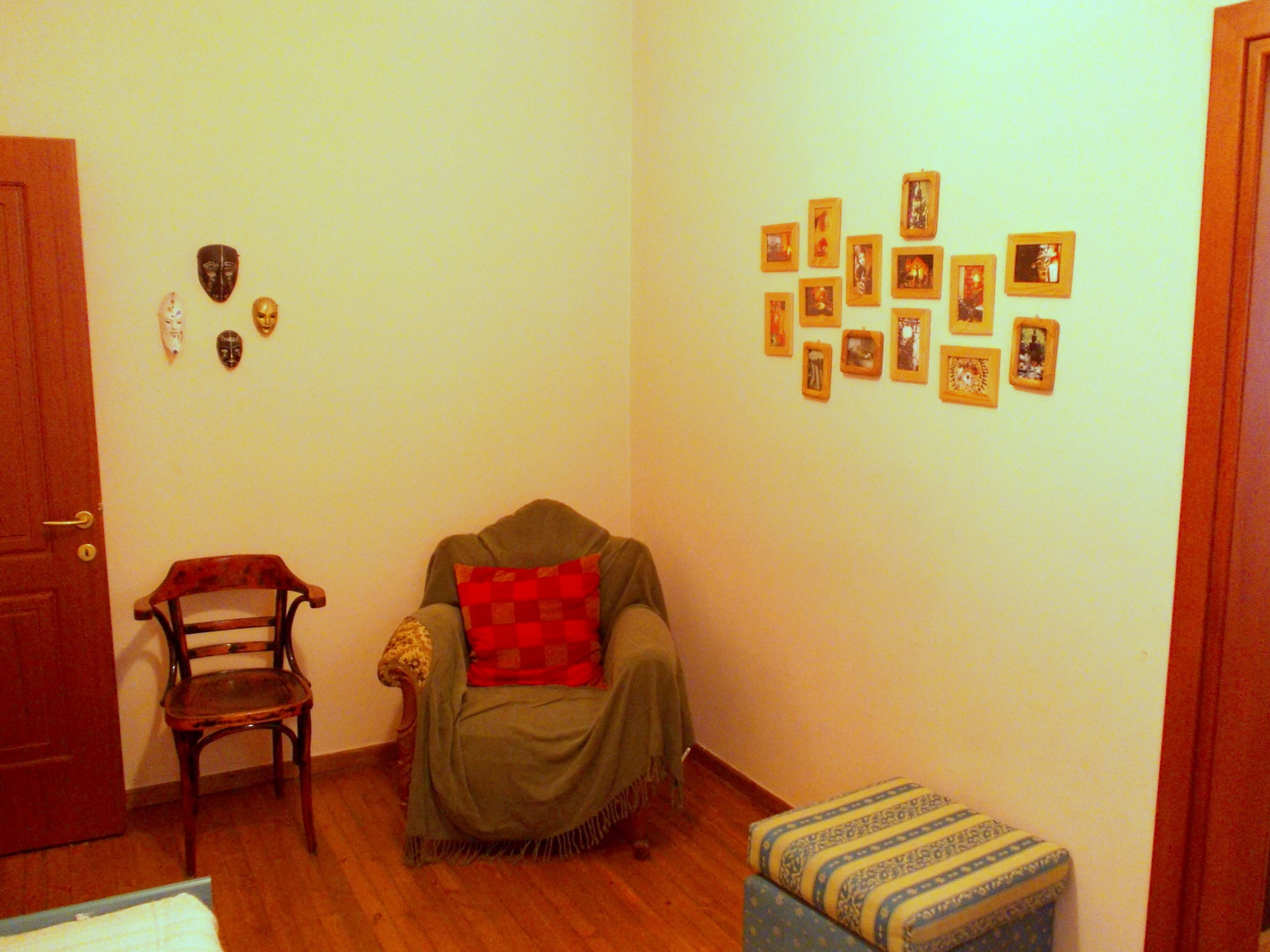 Indepentent space, central, quiet, practical, close to the coast.