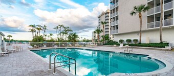 Modern Studio Steps from Bonita Beach-Full Kitchen-Pools & Tennis-Free Parking