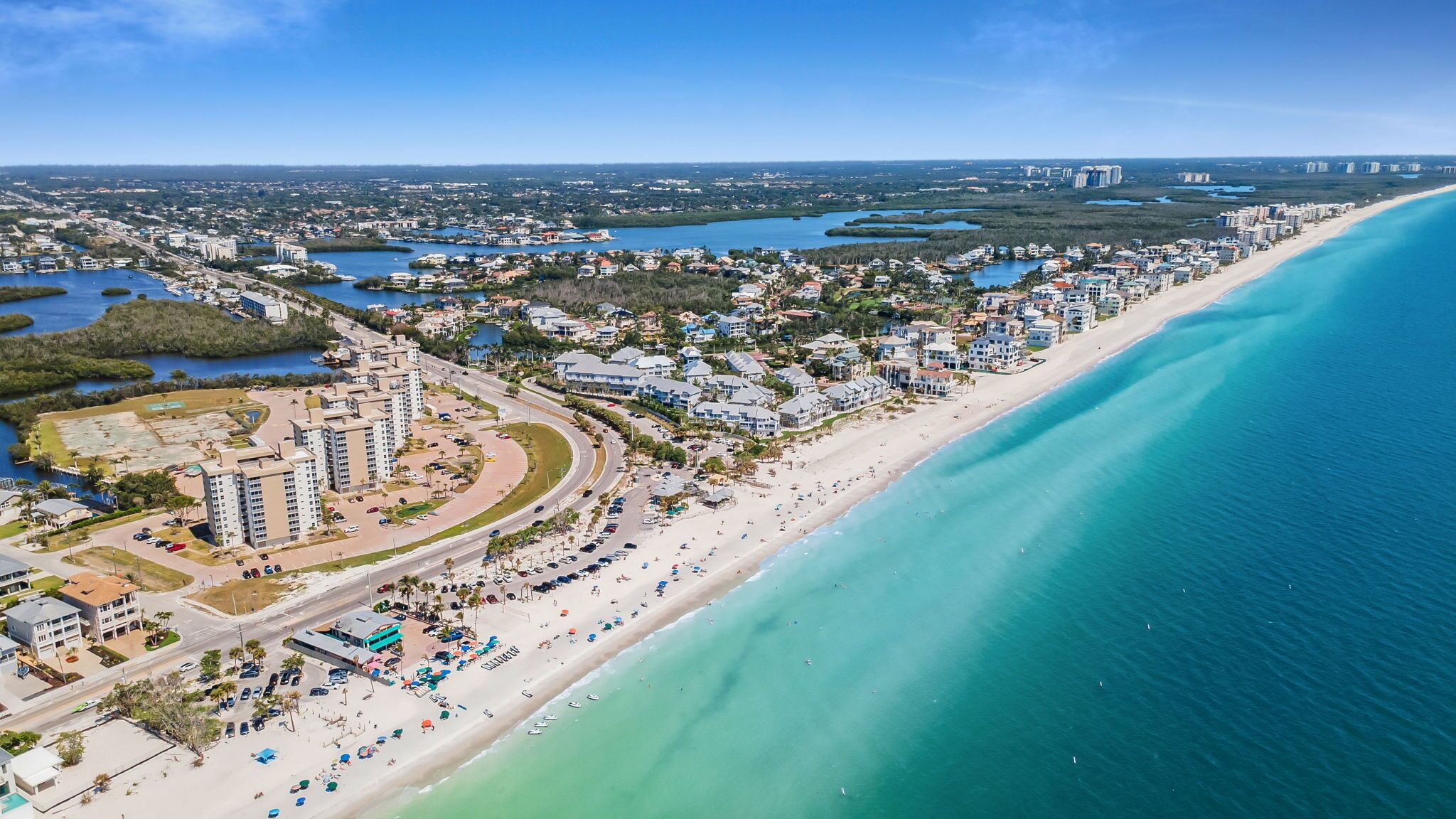 Plage, chaises longues, serviettes de plage