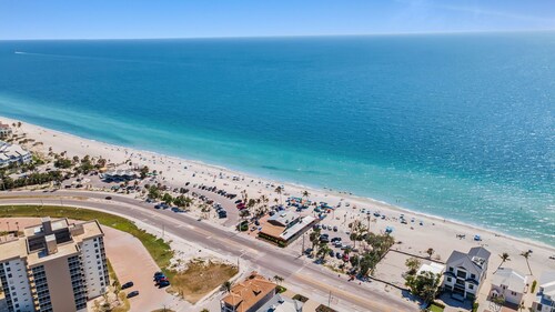 Modern Studio Steps from Bonita Beach-Full Kitchen-Pools & Tennis-Free Parking