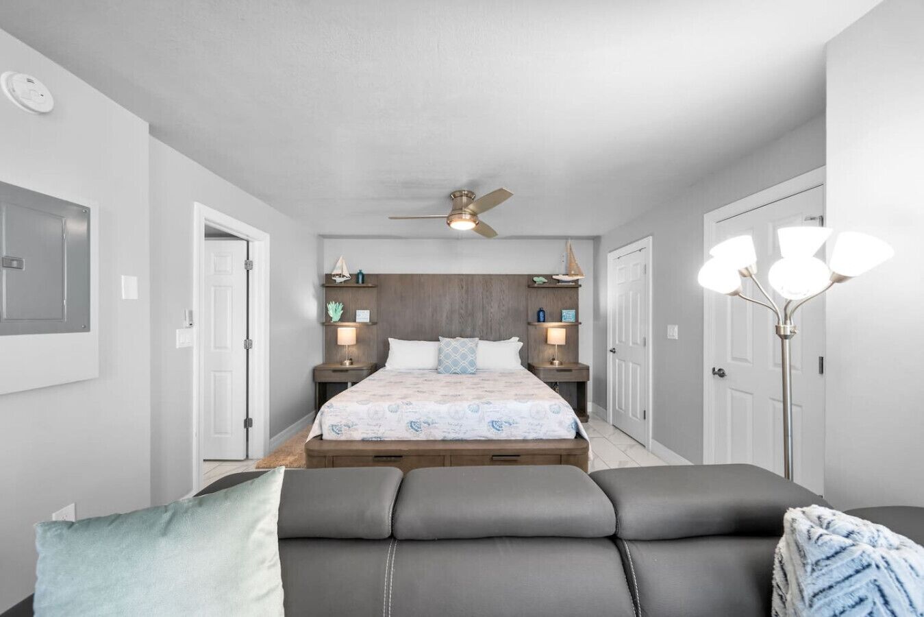 アイロン / アイロン台、WiFi (無料)、ベッドシーツ