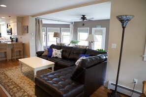 Smart TV, books - Private, 1st Floor Cottage, 5 Minute Walk to Beach- Perfect for Families! (Old Orchard Beach)