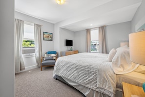 2 bedrooms, desk, WiFi (free), bed sheets