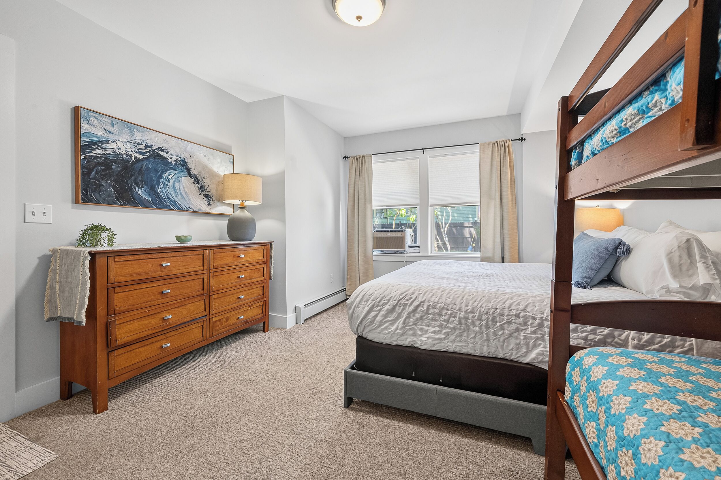 2 bedrooms, desk, WiFi (free), bed sheets