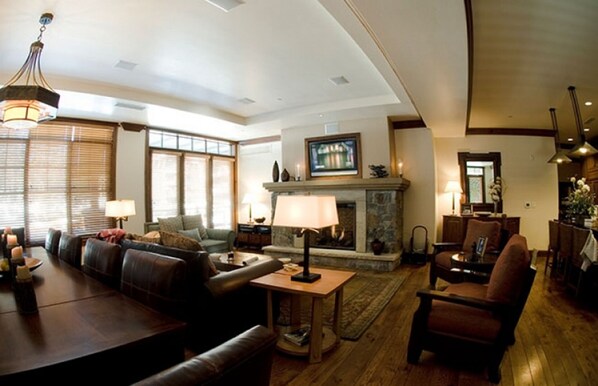 スマートテレビ、暖炉、DVD プレーヤー、テーブルサッカー台