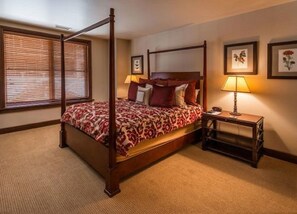 4 室のベッドルーム、セーフティボックス (室内)、デスク、アイロン / アイロン台