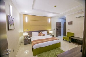 Deluxe Room, 1 King Bed, Non Smoking, City View | Free minibar items, in-room safe, individually decorated, desk - Joygate Hotel & Suites (Lagos)