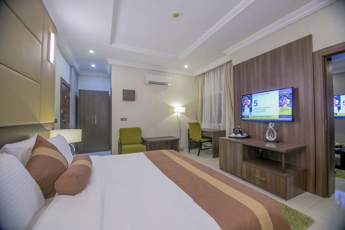 AMBASSADORS SUITE | Minibar (some free items), in-room safe, desk, soundproofing