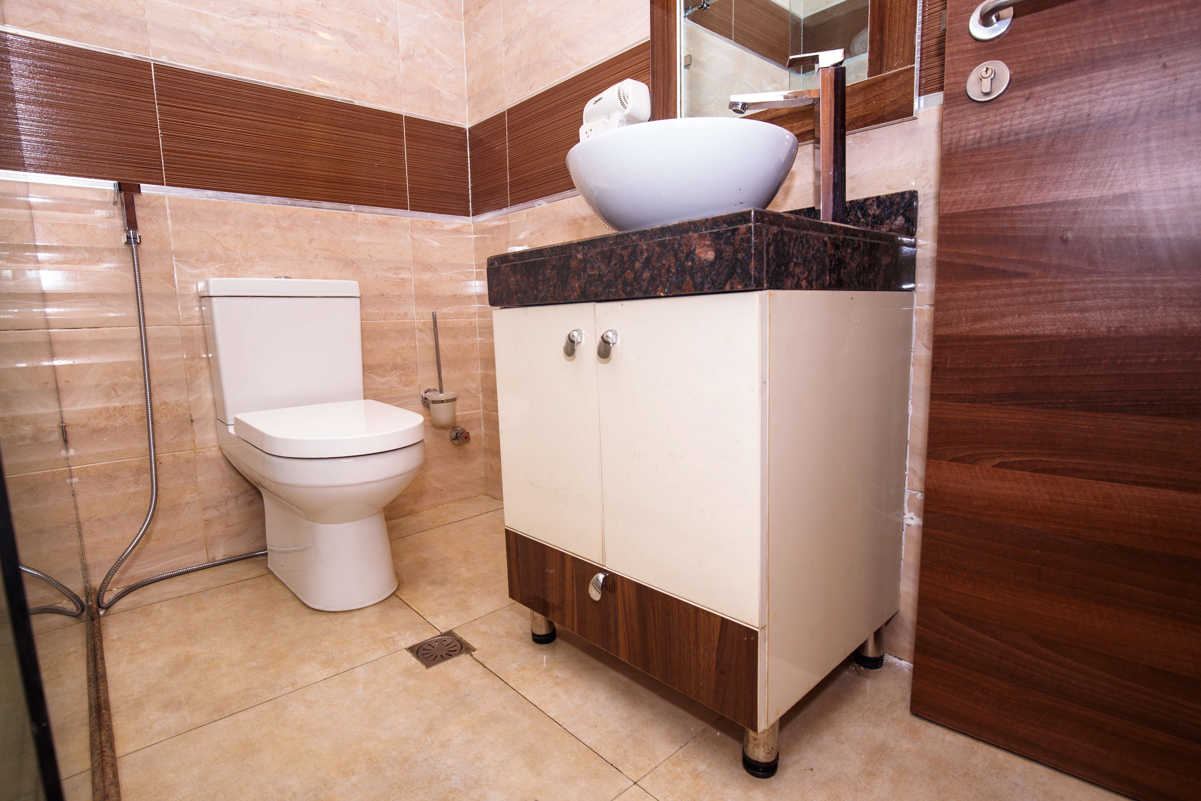 deluxe room, 1 king bed, non smoking, city view | bathroom | shower, rainfall showerhead, hair dryer, slippers