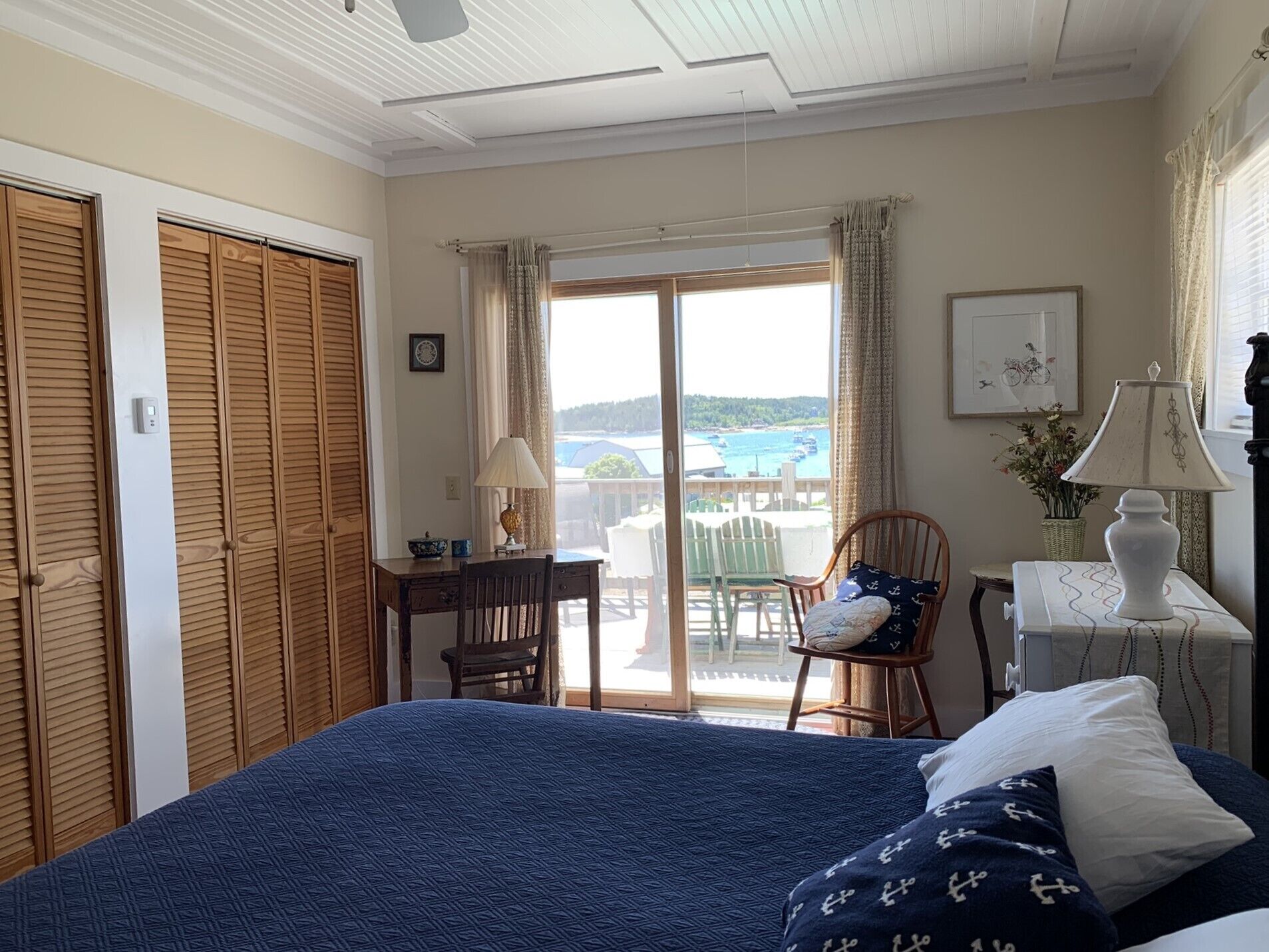 5 soverom, skrivebord, strykejern/-brett og reiseseng for barn