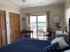 5 habitaciones, escritorio y tabla de planchar con plancha