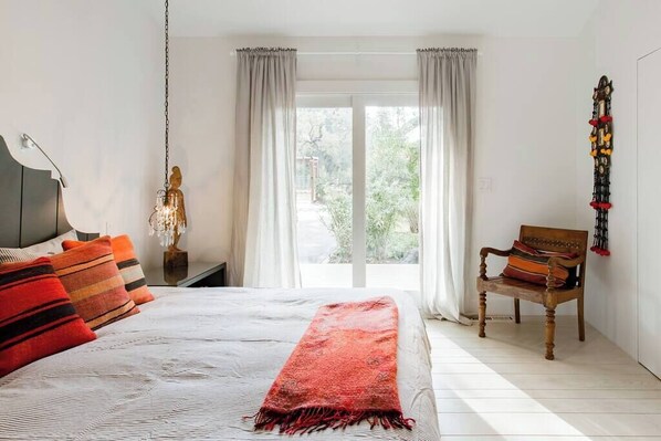 5 bedrooms, desk, iron/ironing board, WiFi