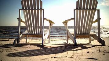 En la playa, camastros y toallas de playa