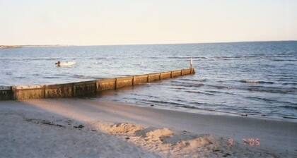 Now with TV - Relax in our 3-bedroom Westbrook cottage at West Beach