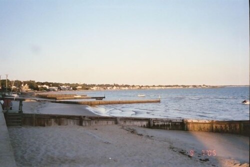 Now with TV - Relax in our 3-bedroom Westbrook cottage at West Beach