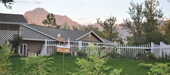 3 Rustic Elegant Suites (sleep 12+) - Fish, hike, site-see from your doorstep