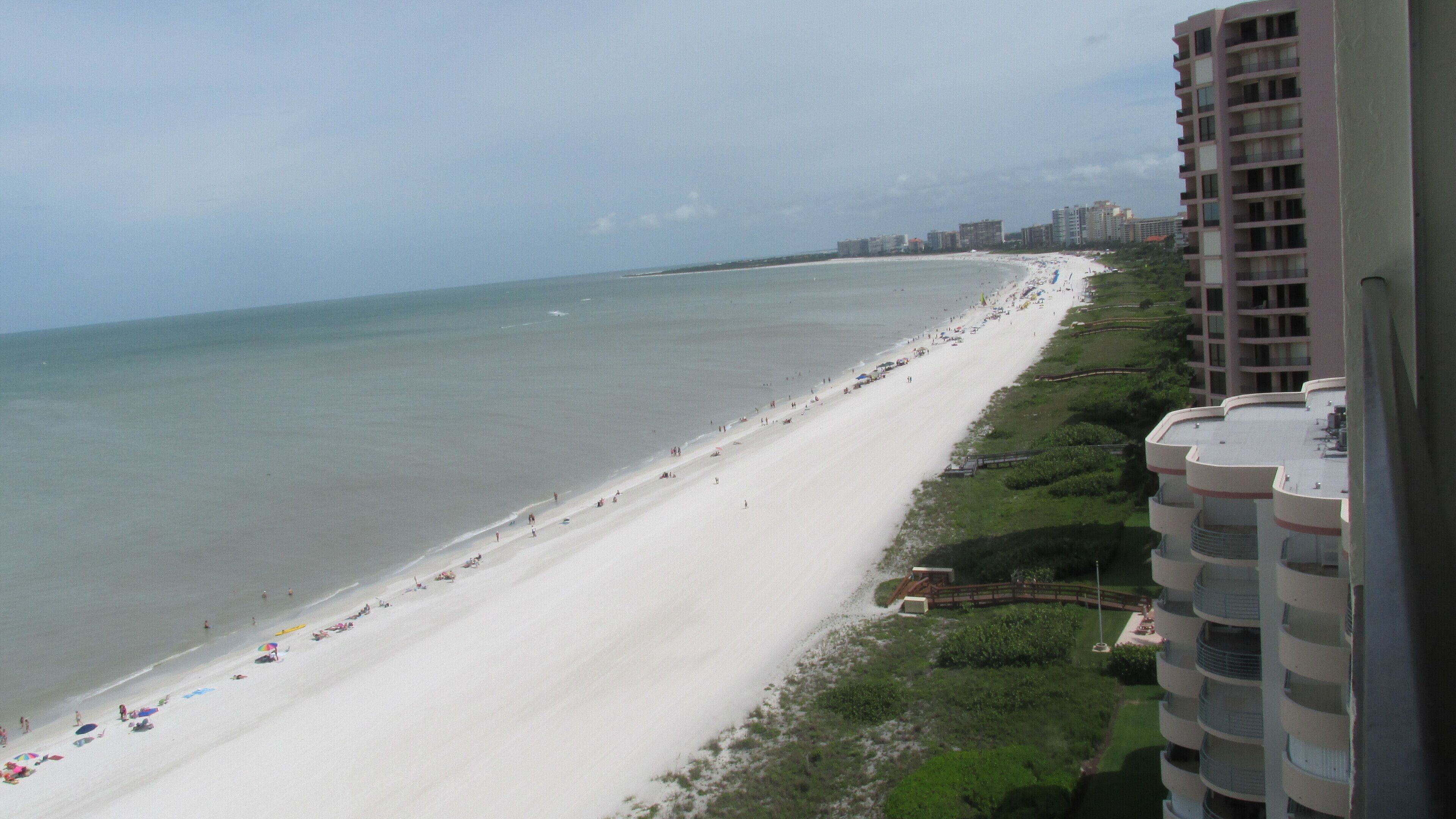 Sur la plage, chaise longue, serviettes de plage