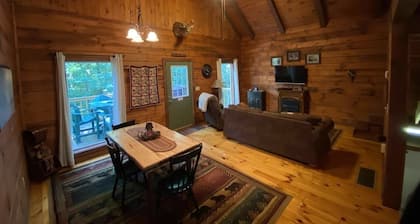 Beautiful Log Cabin For Romantic Getaways 20 Acres