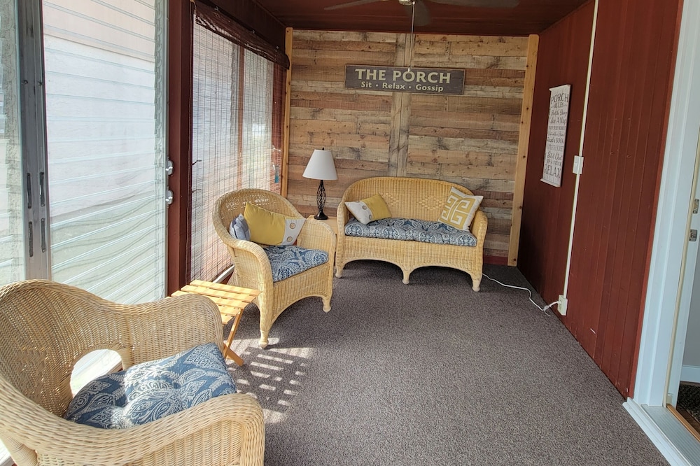 Cozy cottage great for friends, family or couples getaways!