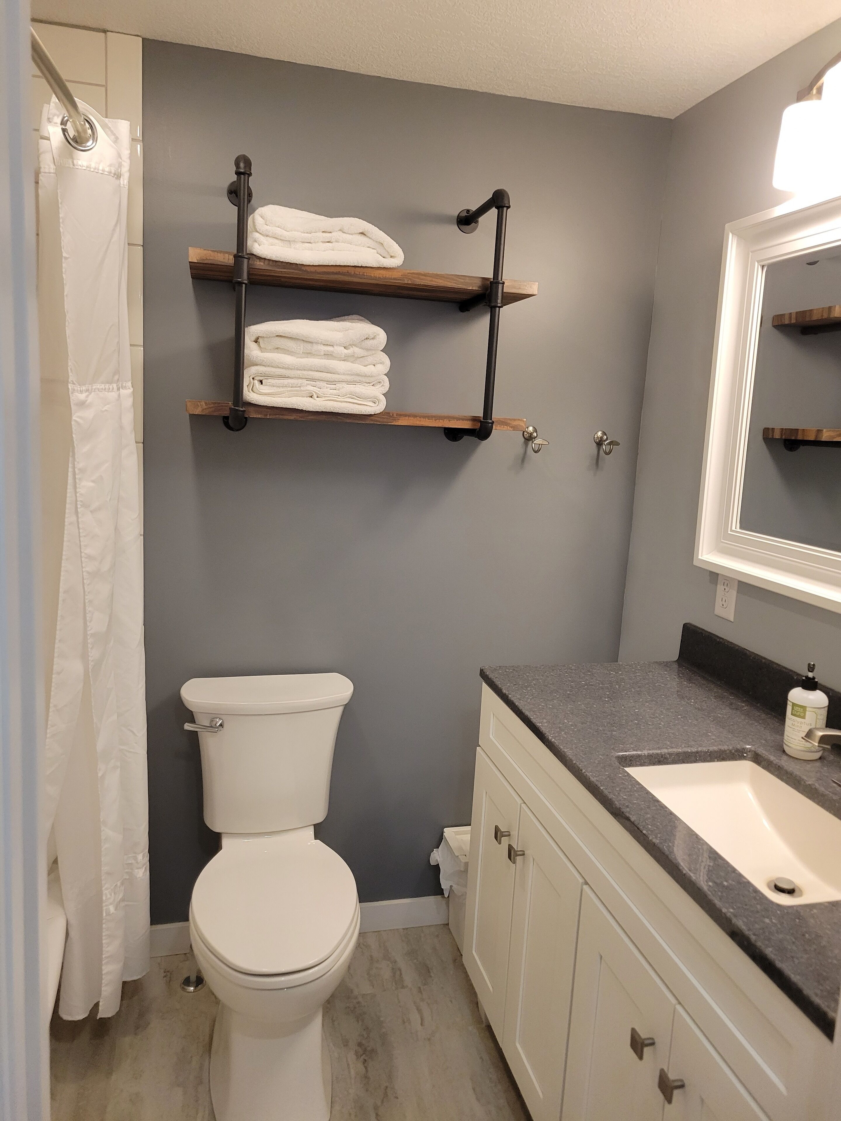 Cozy cottage great for friends, family or couples getaways!