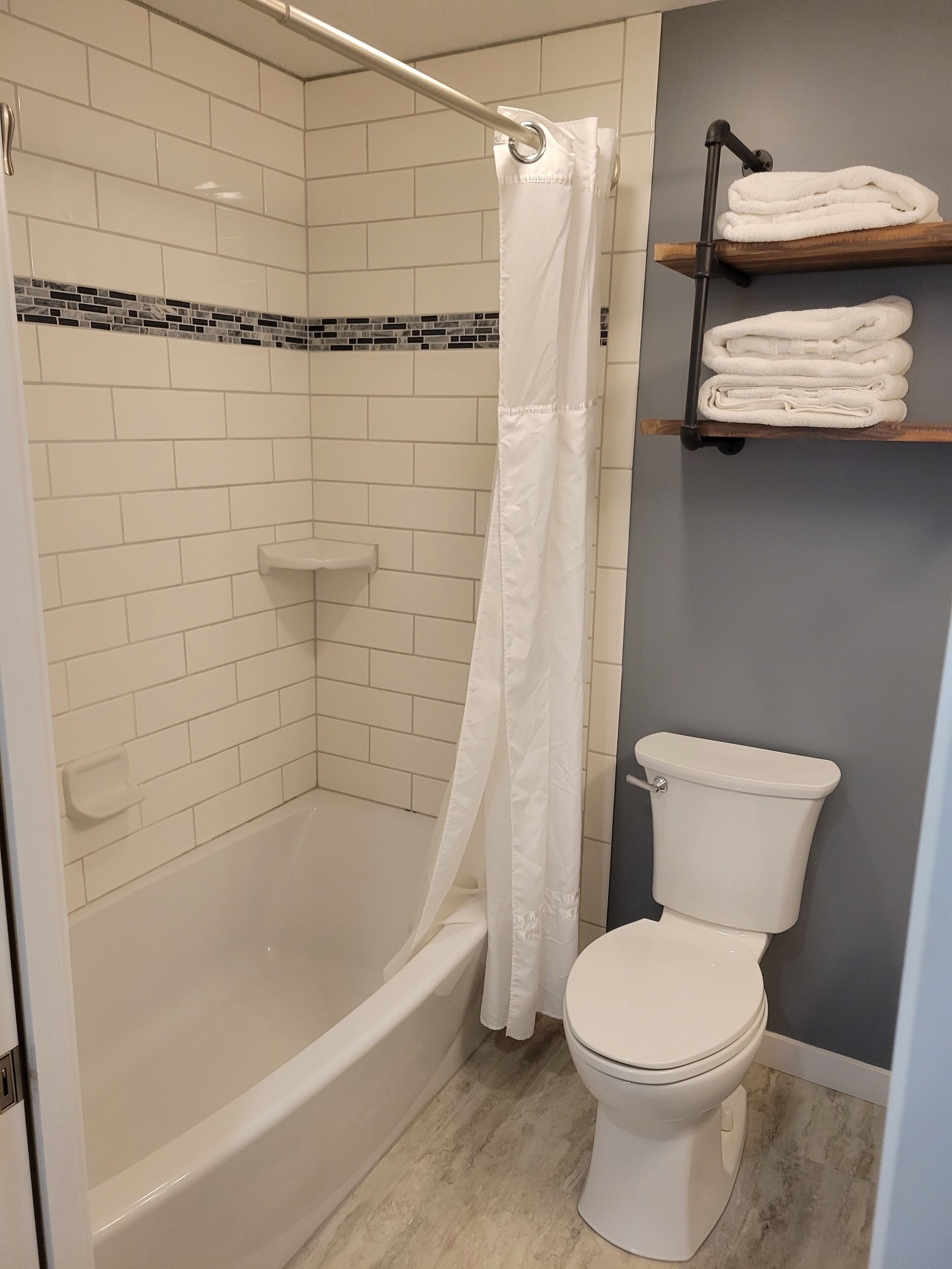 Cozy cottage great for friends, family or couples getaways!