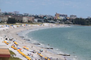 Plage, chaises longues, serviettes de plage