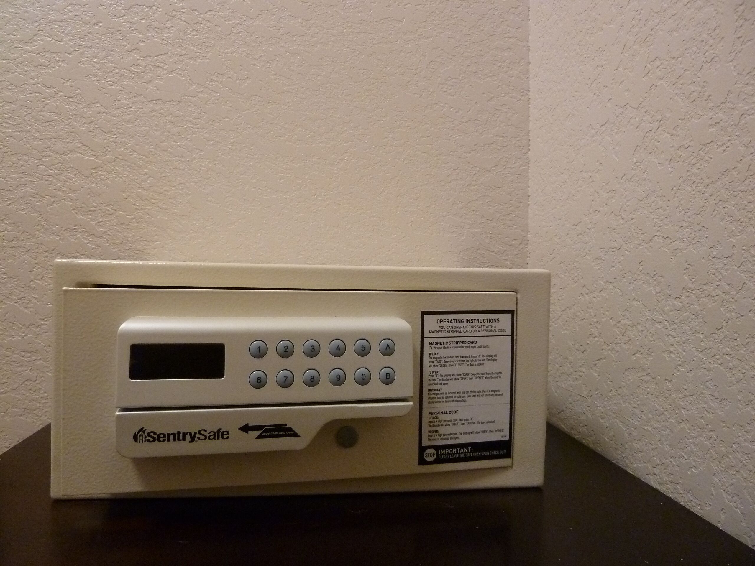 Un système d’interphone de sécurité doté d’un clavier et d’une étiquette indiquant les instructions d’utilisation.