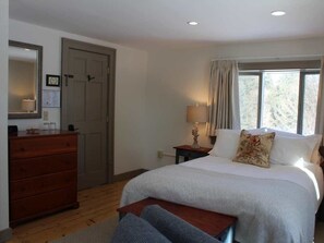 1 bedroom, iron/ironing board, free WiFi, bed sheets - Queen Room with Mtn Views (Keene)
