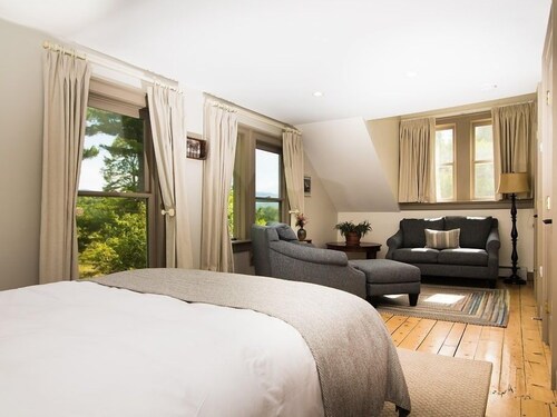 Queen Room with Mtn Views
