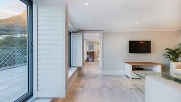 Deluxe villa, 6 slaapkamers, privézwembad | Woonkamer | Flatscreentelevisie