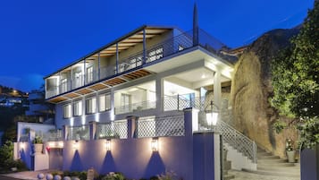 Voorkant accommodatie - avond/nacht