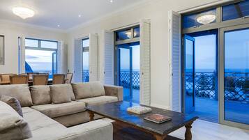 Villa Deluxe, 6 habitaciones, alberca privada | Área de sala de estar | Televisión de pantalla plana