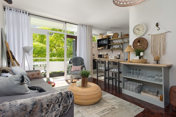 Comfort-Apartment, 1 Doppelbett, Nichtraucher | Wohnbereich | 30-Zoll-Flachbildfernseher mit Kabelempfang, Fernseher, Netflix