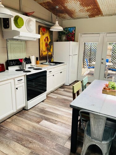 Lemmikkiystävällinen perhekeskus odottaa sinua hiljaisella Texas Hill Country -alueella