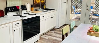 Un complexe familial qui accepte les animaux vous attend dans le calme Texas Hill Country