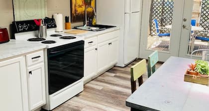 Lemmikkiystävällinen perhekeskus odottaa sinua hiljaisella Texas Hill Country -alueella